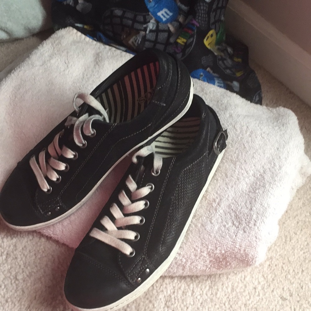 Taos black sneakers